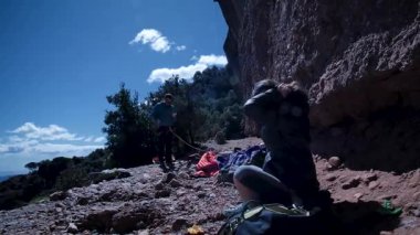 Arkadaşlar doğada kırmızı kayalara tırmanıyor. Yüksek kalite 4k görüntü