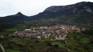 Dağlarda küçük bir kasaba. Yüksek kalite 4K hava aracı görüntüsü