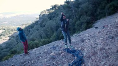 İspanya 'nın Barcelona yakınlarındaki dağlara tırmanmaya giden iki bayan arkadaş. Kadınlar dışarı tırmanıyor. Yüksek kalite 4k görüntü
