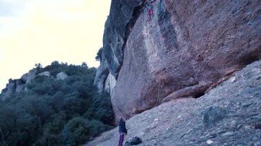 Dişi arkadaşlar gerçek kayaya tırmanıyorlar. Yüksek kalite 4k görüntü