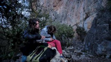 Arkadaşlar Siurana 'ya tırmanıyor ve günü dışarıda geçiriyorlar. Yüksek kalite 4k görüntü