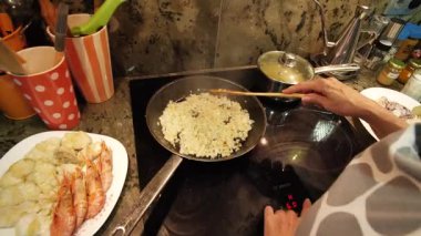 Ev hanımı evde balık güveci pişiriyor. Yüksek kalite 4k görüntü