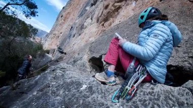 Arkadaşlar Siurana 'ya tırmanıyor ve günü dışarıda geçiriyorlar. Yüksek kalite 4k görüntü