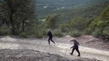Barcelona yakınlarındaki dağlarda yürüyüş yapan yaşlı çift. Yüksek kalite 4k görüntü