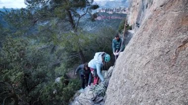Arkadaşlar Siurana 'ya tırmanıyor ve günü dışarıda geçiriyorlar. Yüksek kalite 4k görüntü