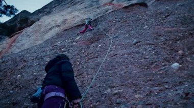 Dişi arkadaşlar gerçek kayaya tırmanıyorlar. Yüksek kalite 4k görüntü