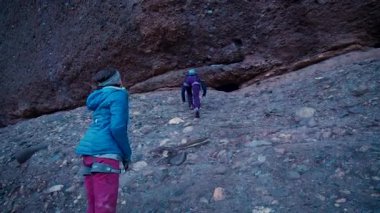 Dişi arkadaşlar gerçek kayaya tırmanıyorlar. Yüksek kalite 4k görüntü