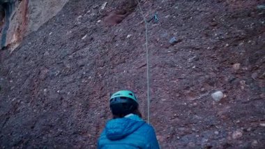 Dişi arkadaşlar gerçek kayaya tırmanıyorlar. Yüksek kalite 4k görüntü