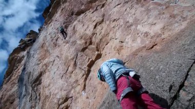 Arkadaşlar Siurana 'ya tırmanıyor ve günü dışarıda geçiriyorlar. Yüksek kalite 4k görüntü