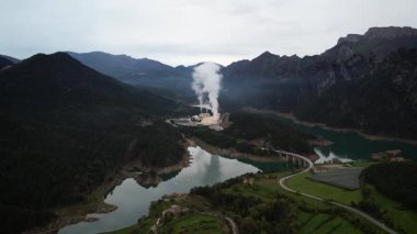 Dağlarda endüstri. Yüksek kalite 4K hava aracı görüntüsü