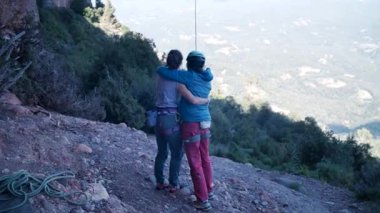 İspanya 'nın Barcelona yakınlarındaki dağlara tırmanmaya giden iki bayan arkadaş. Kadınlar dışarı tırmanıyor. Yüksek kalite 4k görüntü