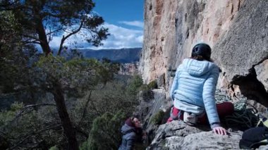Arkadaşlar Siurana 'ya tırmanıyor ve günü dışarıda geçiriyorlar. Yüksek kalite 4k görüntü