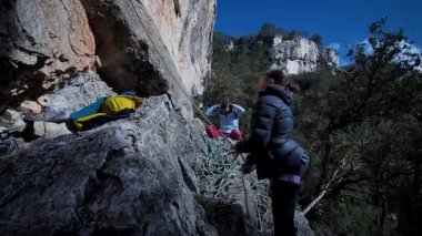 Arkadaşlar Siurana 'ya tırmanıyor ve günü dışarıda geçiriyorlar. Yüksek kalite 4k görüntü