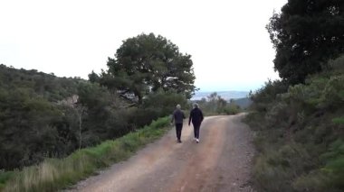 Barcelona yakınlarındaki dağlarda yürüyüş yapan yaşlı çift. Yüksek kalite 4k görüntü