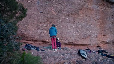 Dişi arkadaşlar gerçek kayaya tırmanıyorlar. Yüksek kalite 4k görüntü