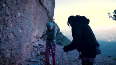 Dişi arkadaşlar gerçek kayaya tırmanıyorlar. Yüksek kalite 4k görüntü