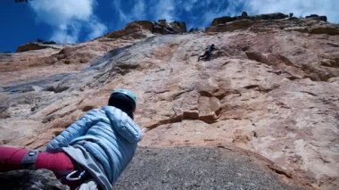Arkadaşlar Siurana 'ya tırmanıyor ve günü dışarıda geçiriyorlar. Yüksek kalite 4k görüntü