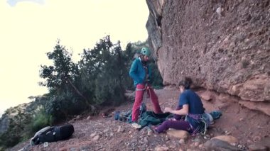 Dişi arkadaşlar gerçek kayaya tırmanıyorlar. Yüksek kalite 4k görüntü