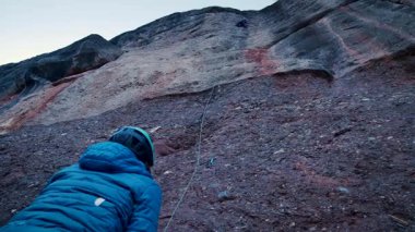 Dişi arkadaşlar gerçek kayaya tırmanıyorlar. Yüksek kalite 4k görüntü