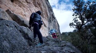 Arkadaşlar Siurana 'ya tırmanıyor ve günü dışarıda geçiriyorlar. Yüksek kalite 4k görüntü