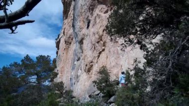 Arkadaşlar Siurana 'ya tırmanıyor ve günü dışarıda geçiriyorlar. Yüksek kalite 4k görüntü