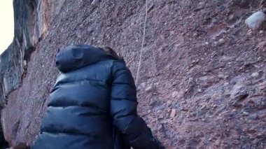 İspanya 'nın Barcelona yakınlarındaki dağlara tırmanmaya giden iki bayan arkadaş. Kadınlar dışarı tırmanıyor. Yüksek kalite 4k görüntü