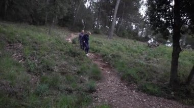 Barcelona yakınlarındaki dağlarda yürüyüş yapan yaşlı çift. Yüksek kalite 4k görüntü