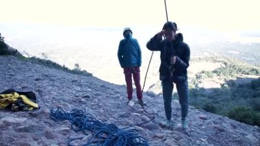 İspanya 'nın Barcelona yakınlarındaki dağlara tırmanmaya giden iki bayan arkadaş. Kadınlar dışarı tırmanıyor. Yüksek kalite 4k görüntü