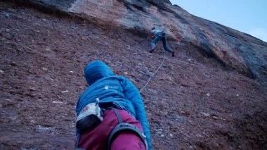 İspanya 'nın Barcelona yakınlarındaki dağlara tırmanmaya giden iki bayan arkadaş. Kadınlar dışarı tırmanıyor. Yüksek kalite 4k görüntü