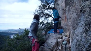 Arkadaşlar Siurana 'ya tırmanıyor ve günü dışarıda geçiriyorlar. Yüksek kalite 4k görüntü