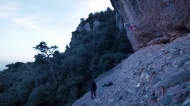 Dişi arkadaşlar gerçek kayaya tırmanıyorlar. Yüksek kalite 4k görüntü