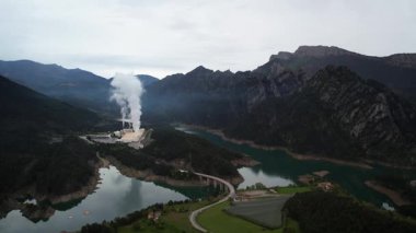 Dağlarda endüstri. Yüksek kalite 4K hava aracı görüntüsü