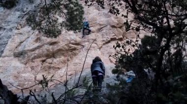 Arkadaşlar Siurana 'ya tırmanıyor ve günü dışarıda geçiriyorlar. Yüksek kalite 4k görüntü