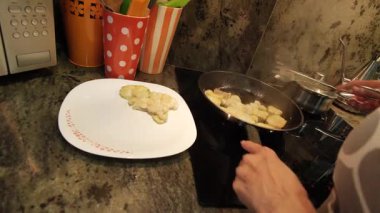 Ev hanımı evde balık güveci pişiriyor. Yüksek kalite 4k görüntü