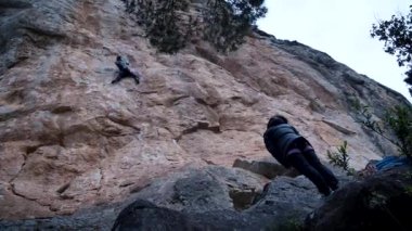 Arkadaşlar Siurana 'ya tırmanıyor ve günü dışarıda geçiriyorlar. Yüksek kalite 4k görüntü