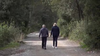 Barcelona yakınlarındaki dağlarda yürüyüş yapan yaşlı çift. Yüksek kalite 4k görüntü