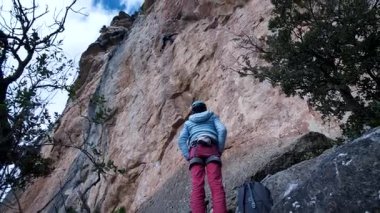 Arkadaşlar Siurana 'ya tırmanıyor ve günü dışarıda geçiriyorlar. Yüksek kalite 4k görüntü