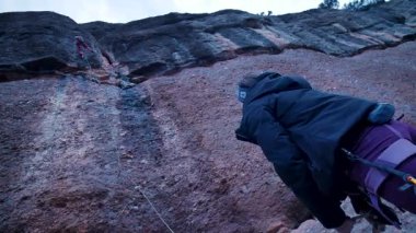 Dişi arkadaşlar gerçek kayaya tırmanıyorlar. Yüksek kalite 4k görüntü