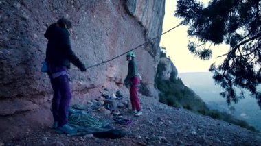 Dişi arkadaşlar gerçek kayaya tırmanıyorlar. Yüksek kalite 4k görüntü