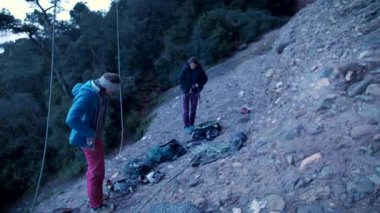 Dişi arkadaşlar gerçek kayaya tırmanıyorlar. Yüksek kalite 4k görüntü