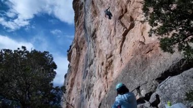 Arkadaşlar Siurana 'ya tırmanıyor ve günü dışarıda geçiriyorlar. Yüksek kalite 4k görüntü