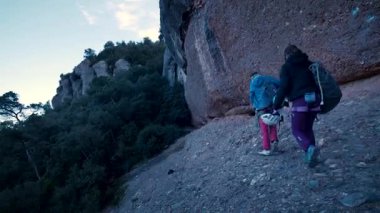 Dişi arkadaşlar gerçek kayaya tırmanıyorlar. Yüksek kalite 4k görüntü