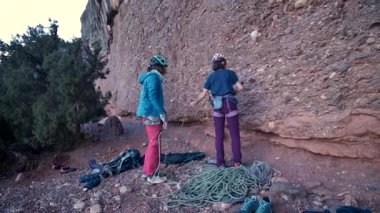 Dişi arkadaşlar gerçek kayaya tırmanıyorlar. Yüksek kalite 4k görüntü