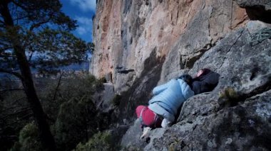 Arkadaşlar Siurana 'ya tırmanıyor ve günü dışarıda geçiriyorlar. Yüksek kalite 4k görüntü