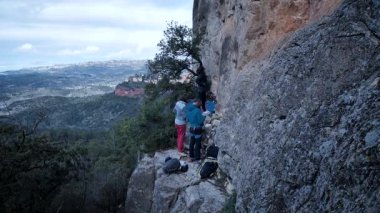 Arkadaşlar Siurana 'ya tırmanıyor ve günü dışarıda geçiriyorlar. Yüksek kalite 4k görüntü