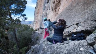 Arkadaşlar Siurana 'ya tırmanıyor ve günü dışarıda geçiriyorlar. Yüksek kalite 4k görüntü