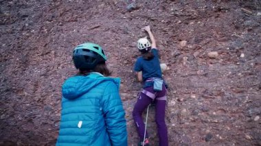 Dişi arkadaşlar gerçek kayaya tırmanıyorlar. Yüksek kalite 4k görüntü