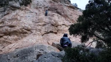 Arkadaşlar Siurana 'ya tırmanıyor ve günü dışarıda geçiriyorlar. Yüksek kalite 4k görüntü