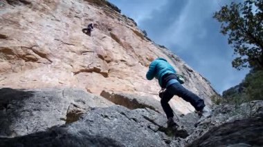 Arkadaşlar Siurana 'ya tırmanıyor ve günü dışarıda geçiriyorlar. Yüksek kalite 4k görüntü