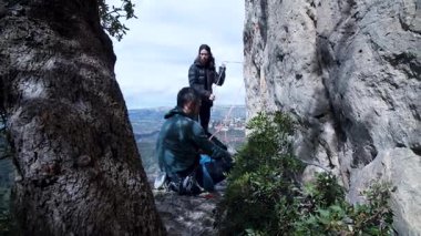 Arkadaşlar Siurana 'ya tırmanıyor ve günü dışarıda geçiriyorlar. Yüksek kalite 4k görüntü